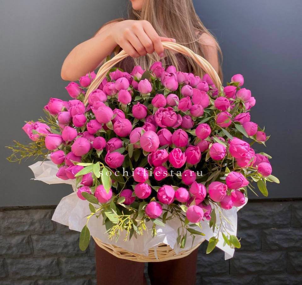 ротанговая корзина с 25 садовыми розами Pink O'Hara и эвкалиптом для подарка коллеге