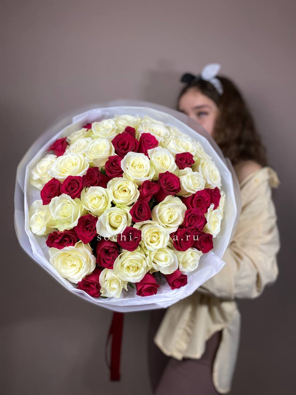 Свадебный букет невесты из 17 роз Hearts и Madame Red с эвкалиптом для зимней церемонии