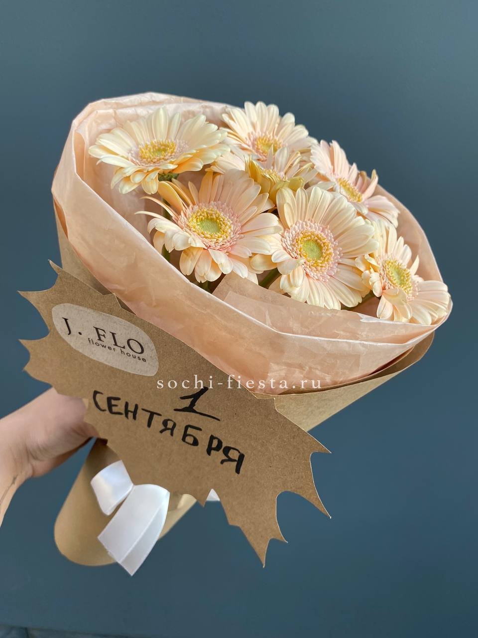 Бюджетный смешанный букет с жёлтыми герберами и хризантемой
