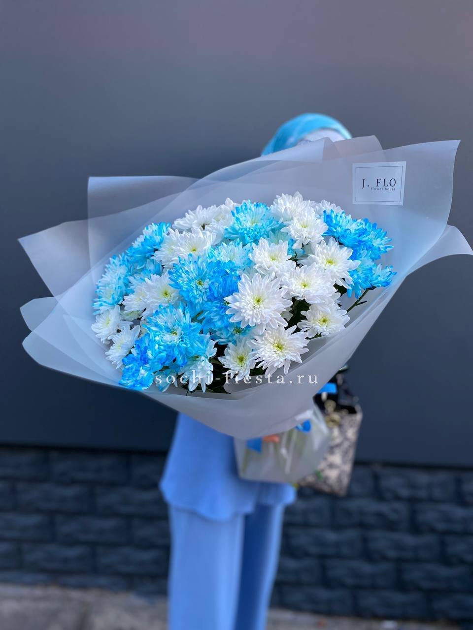 Свадебный букет невесты с эрингиумом, окрашенными розами и эвкалиптом baby blue для морской церемонии