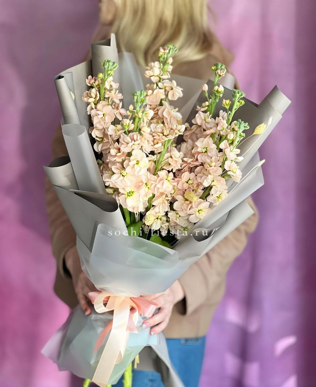 Авторская композиция с маттиолой Lavender, ранункулюсом и эвкалиптом для интерьера