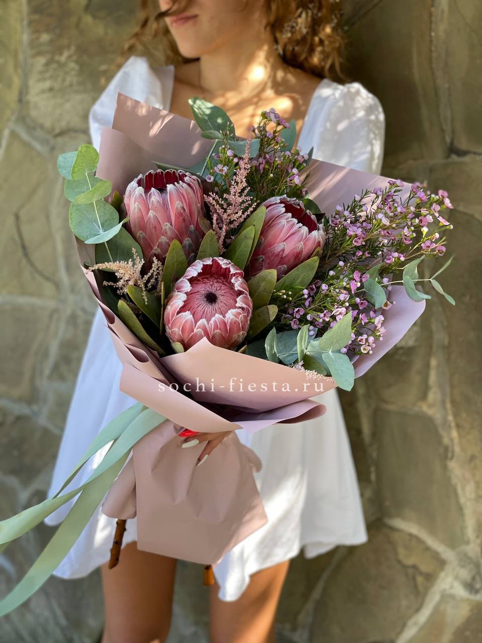 Авторская композиция с King Protea, Banksia и пшеничными колосьями для бохо-интерьера