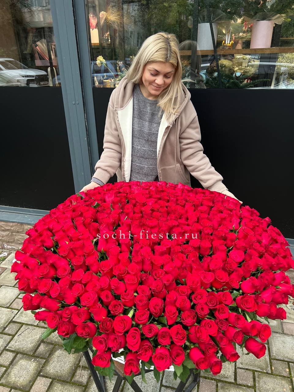 Массивный купол из бордовых роз Red Naomi с каркасной сборкой в банкетном зале у моря