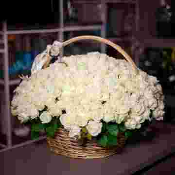 151 белая роза в корзине Rose Basket  в Краснодаре