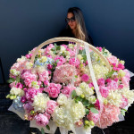 Заказать КОРЗИНЫ С ЦВЕТАМИ в Краснодаре с доставкой и по самым низким ценам