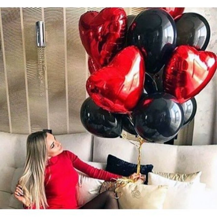 Фонтан из красных сердец с чёрными шарами  в Краснодаре