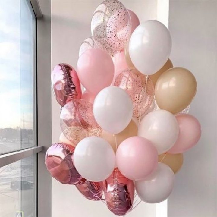 Фонтан шаров розового и белого цветов в Краснодаре