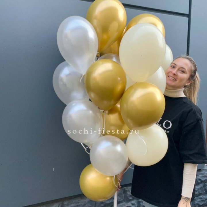 Облако шаров из белого и золотого оттенков в Краснодаре