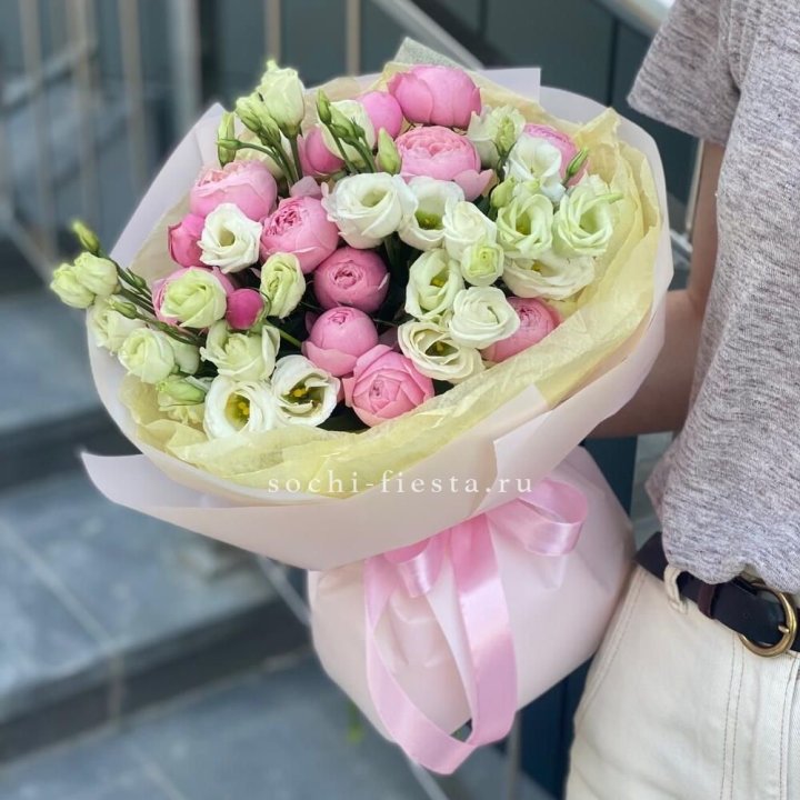 Букет кустовых роз с эустомой в Краснодаре