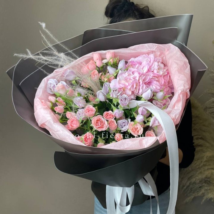  Букет гортензии и роз Саппоро в Краснодаре