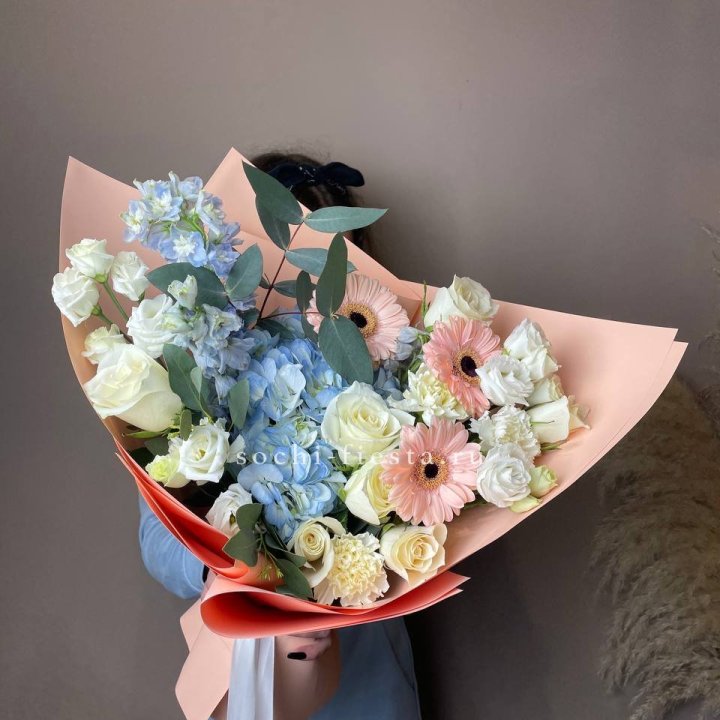  Букет гортензии и роз Валенсия в Краснодаре