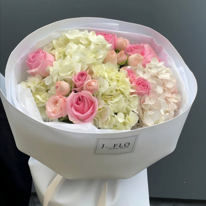  Букет гортензии и роз Teya в Краснодаре