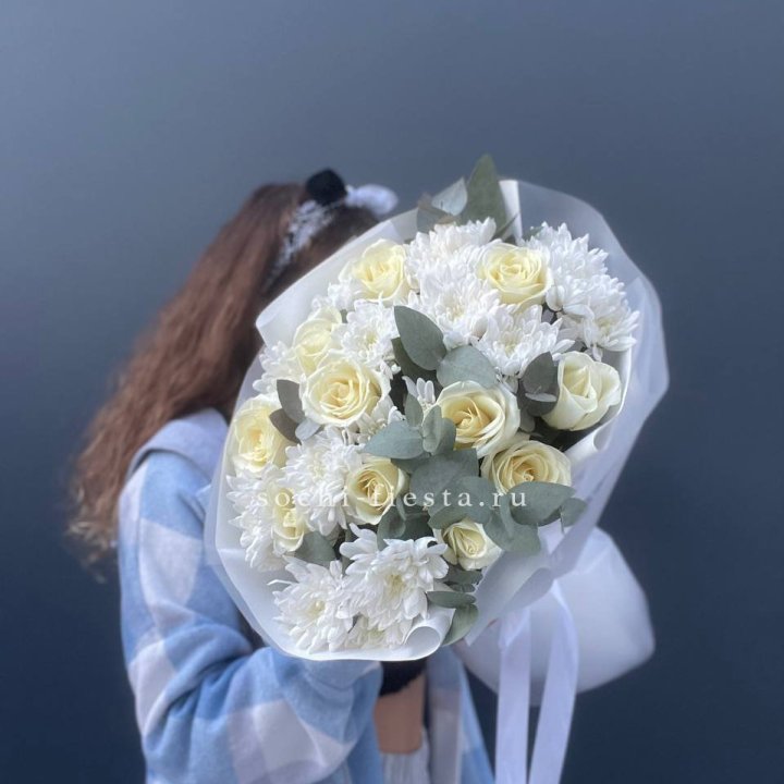  Букет белых роз с хризантемой  в Краснодаре