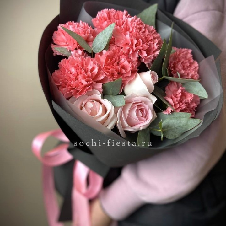 Букет из роз и диантусов Пенелопа в Краснодаре