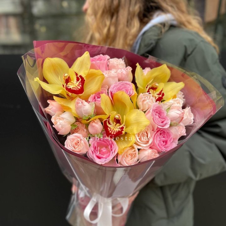  Букет орхидей и роз Есенья в Краснодаре