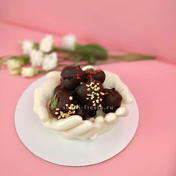 Клубника в шоколаде на шоколадных ладонях Peace в Краснодаре