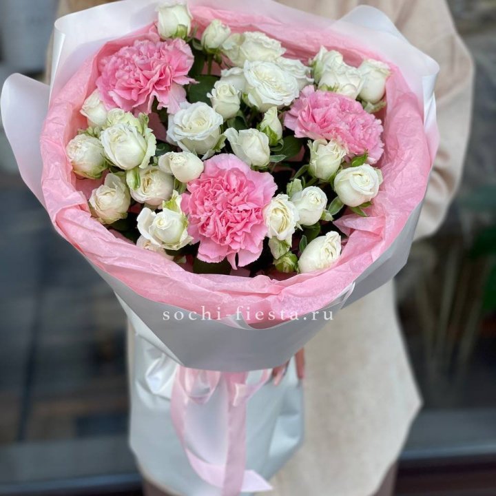 Букет розы с диантусами Blush в Краснодаре