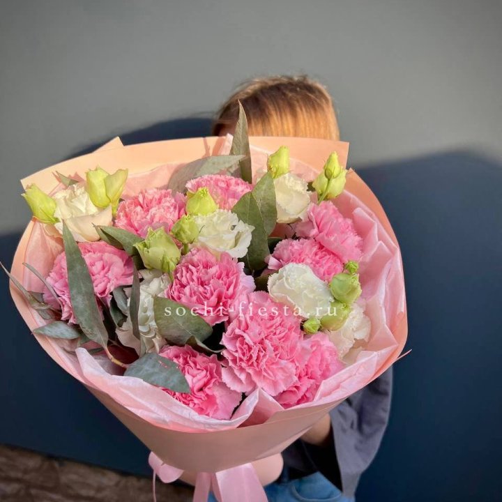 Букет гвоздик и  эустом "Siri" в Краснодаре