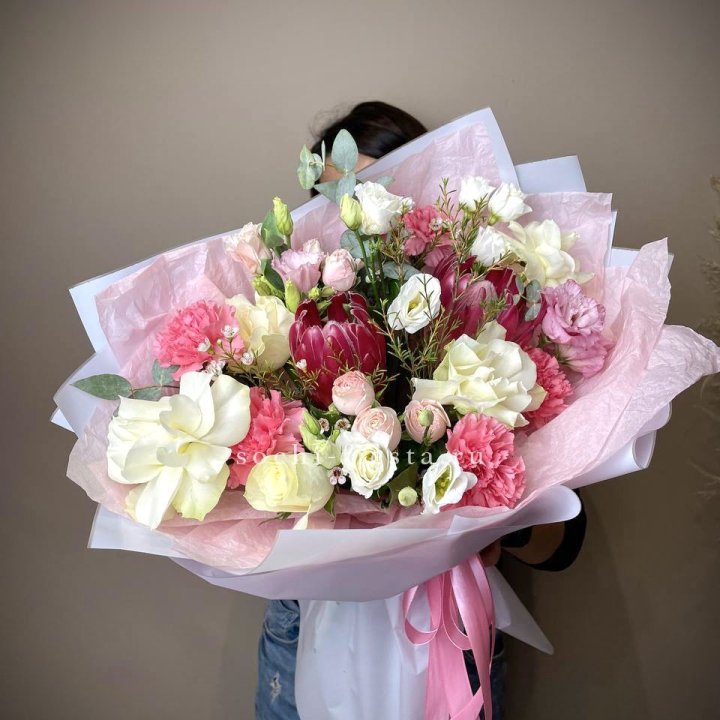 Букет с протеей, розами Элеонора в Краснодаре