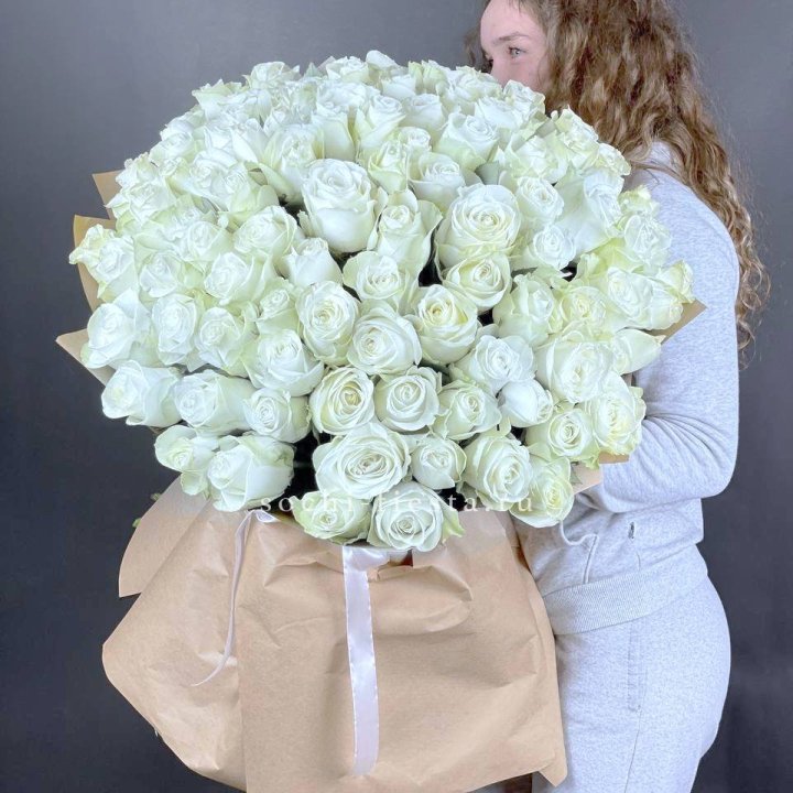 101 белая высокая импортная роза в Краснодаре