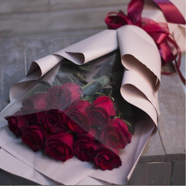 11 голландских роз в оформлении в Краснодаре