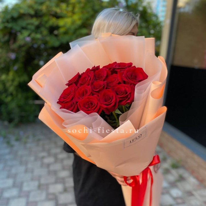 15 голландских роз в оформлении в Краснодаре