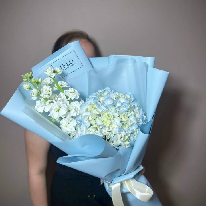 Гортензия Blue с маттиолой в Краснодаре