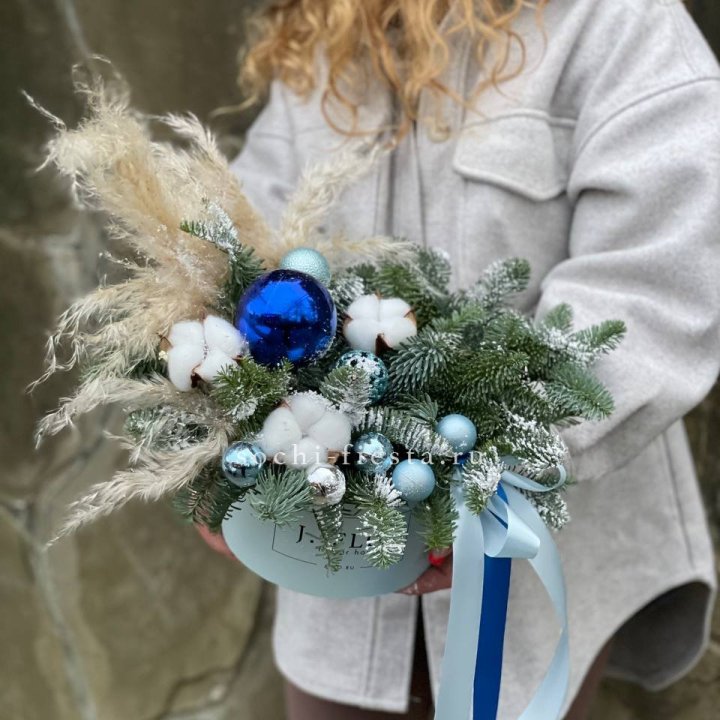 Новогодняя композиция в коробке Blue Snow в Краснодаре