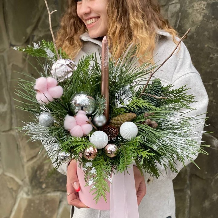 Новогодняя композиция в коробке Pink mood в Краснодаре