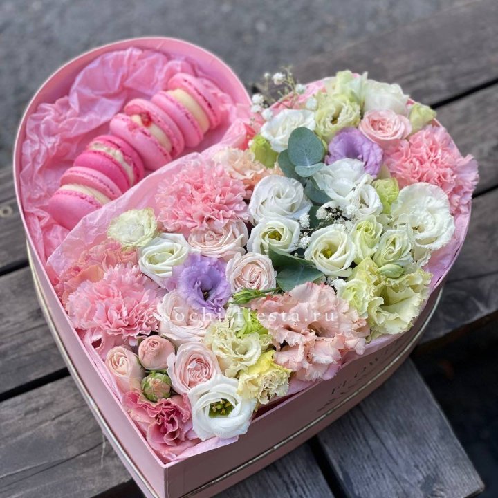 Бокс-сердце с макарон "Pink" в Краснодаре
