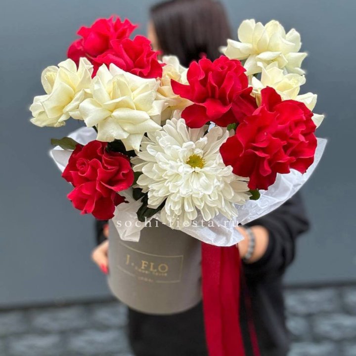 Французские розы с хризантемой в боксе в Краснодаре