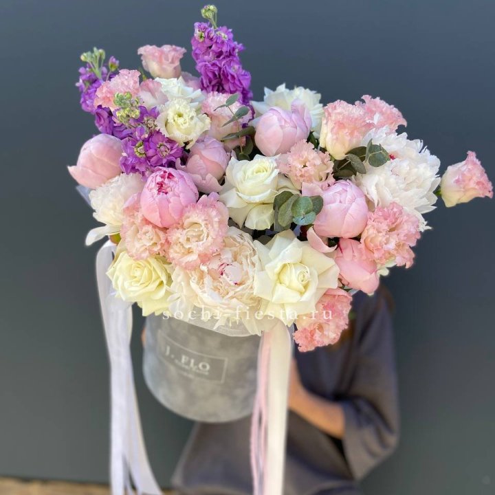 Дизайнерский цилиндр с пионами "Ривьера" в Краснодаре