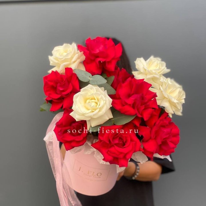 13 Французских роз в боксе в Краснодаре