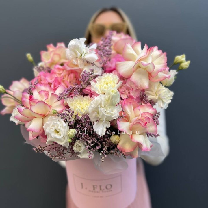 Цветочная композиция "Gloria" в боксе в Краснодаре