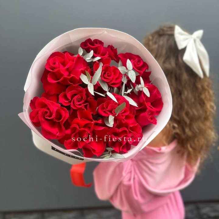 11 Красных французских роз в Краснодаре
