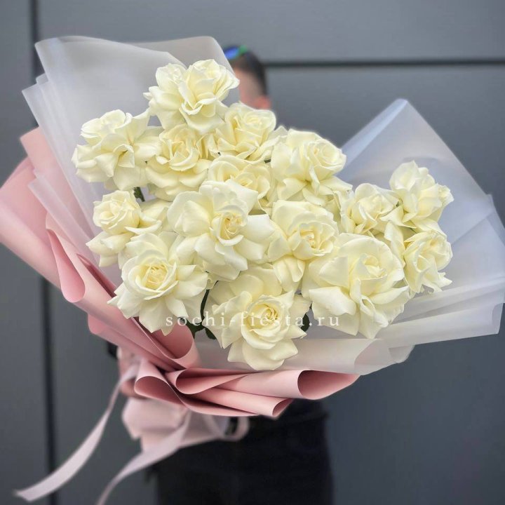 Букет из 15 французских роз White Dream в Краснодаре