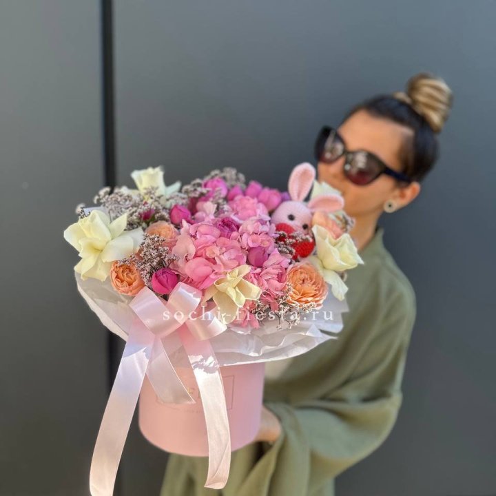 Дизайнерский цилиндр с игрушкой "Lolla" в Краснодаре