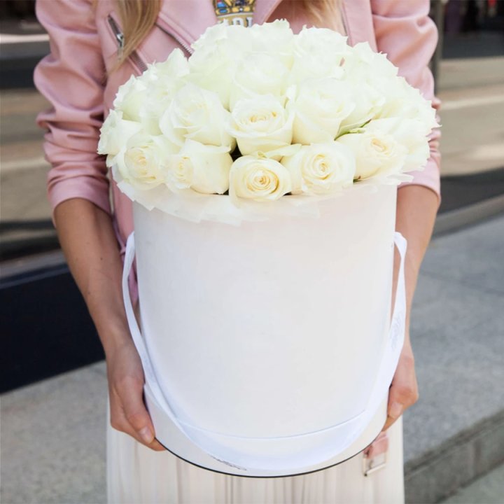 35 белых роз в цилиндре в Краснодаре