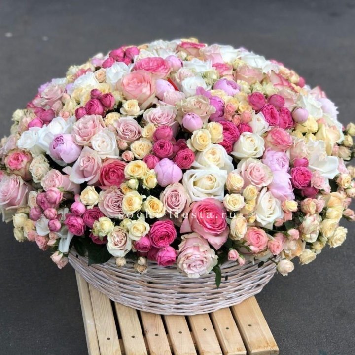 Цветочная корзина из пионов и пионовидных роз "Universe" в Краснодаре