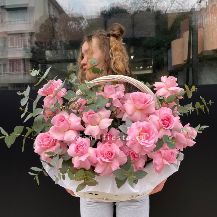 25 роз в Цветочной корзине Sweet Sugar в Краснодаре