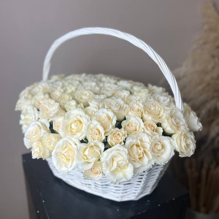 101 белая роза в корзине в Краснодаре