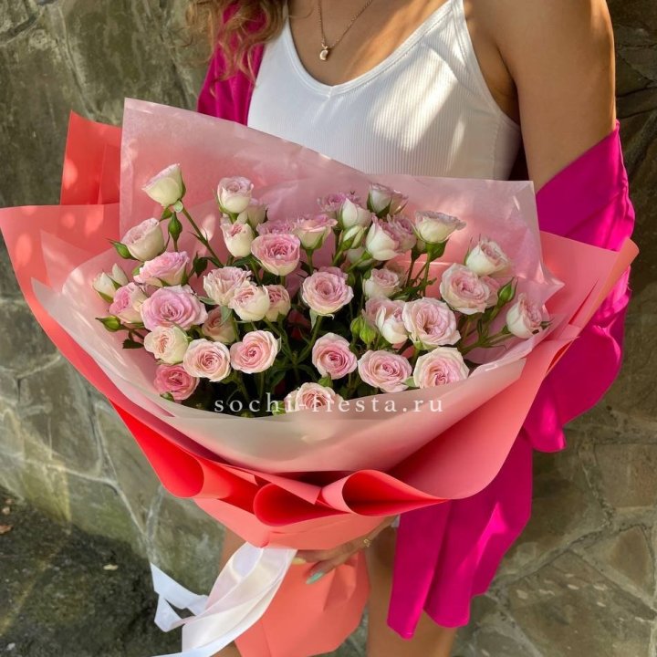 Розовые кустовые розы в Краснодаре