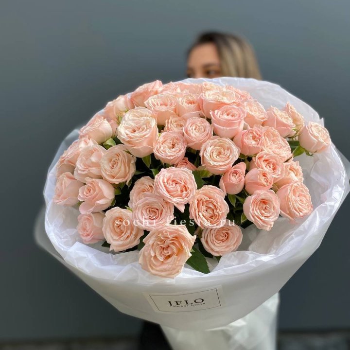 Букет кустовых роз Бомбастик в Краснодаре