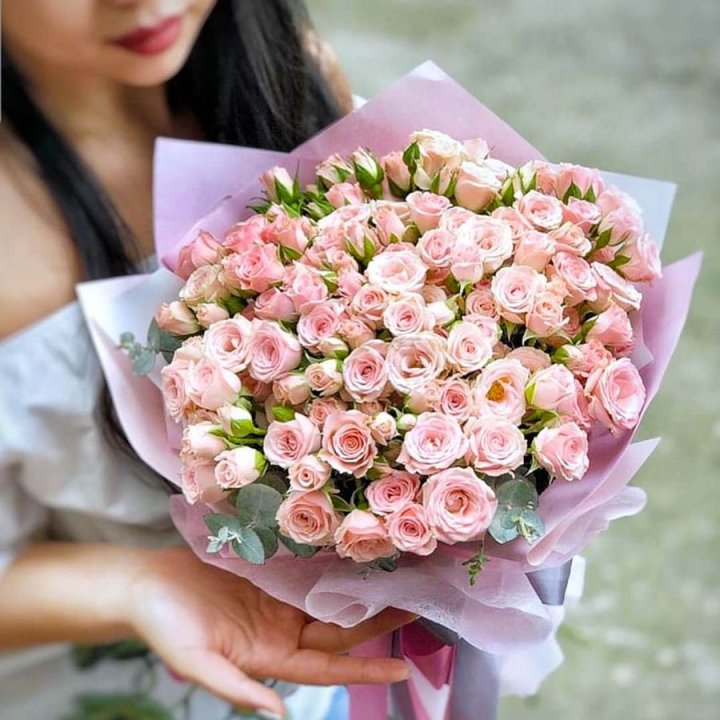 Кустовые розы с эвкалиптом в Краснодаре