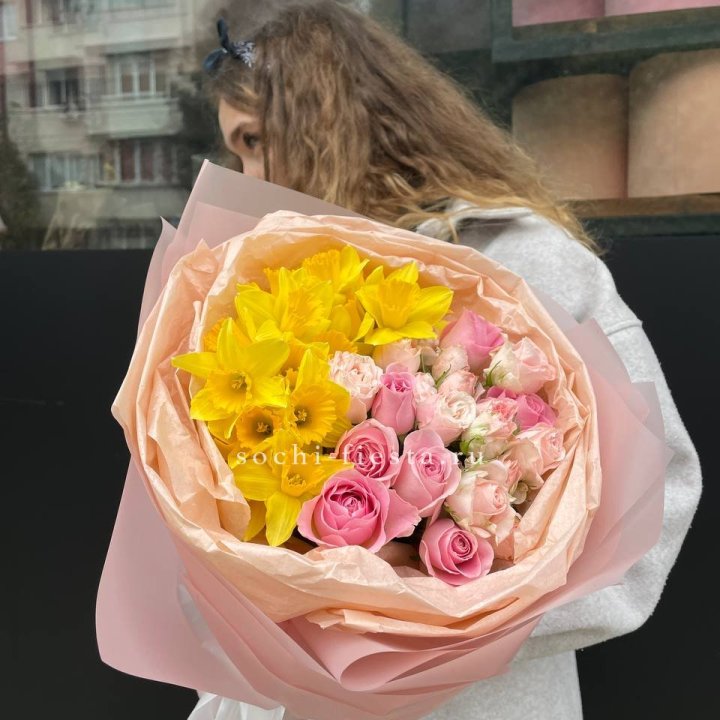 Букет роз и нарцисс в Краснодаре