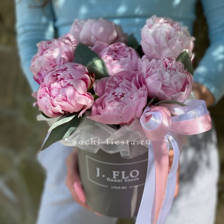 Цилиндр пионов с эвкалиптом Mini в Краснодаре