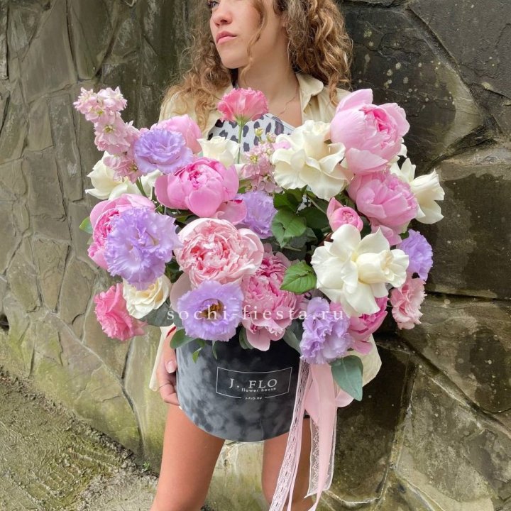 Дизайнерский цилиндр с пионами в Краснодаре