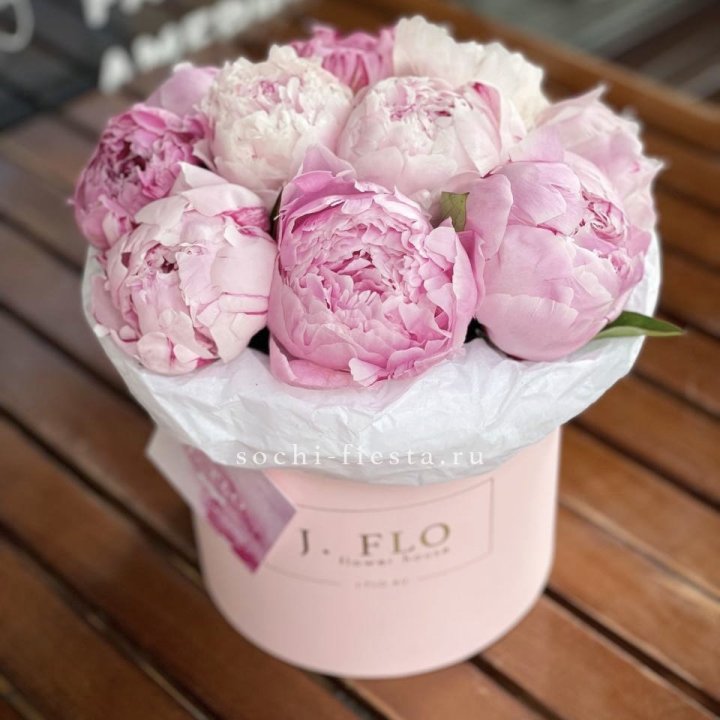 Цилиндр с пионами "Lily" в Краснодаре