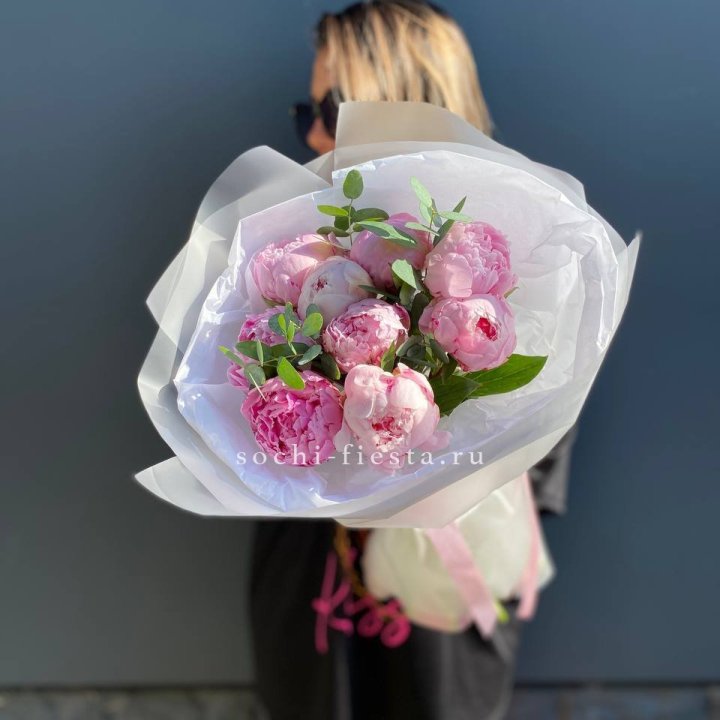 9 пионов с эвкалиптом в Краснодаре