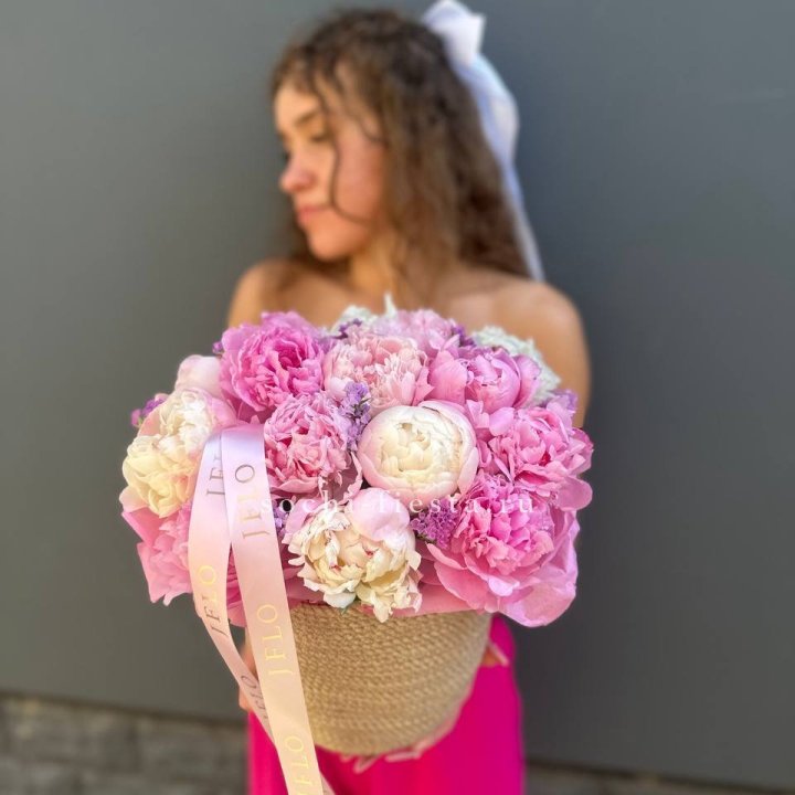 15 пионов в джутовом кашпо в Краснодаре